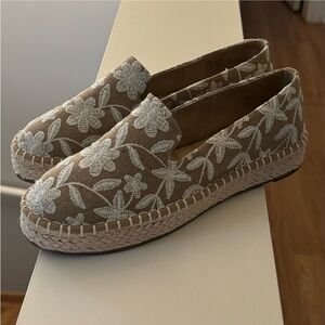 Brand new”Joie”shoes for women.Size-8.5,color-tan/white.🤎🤍